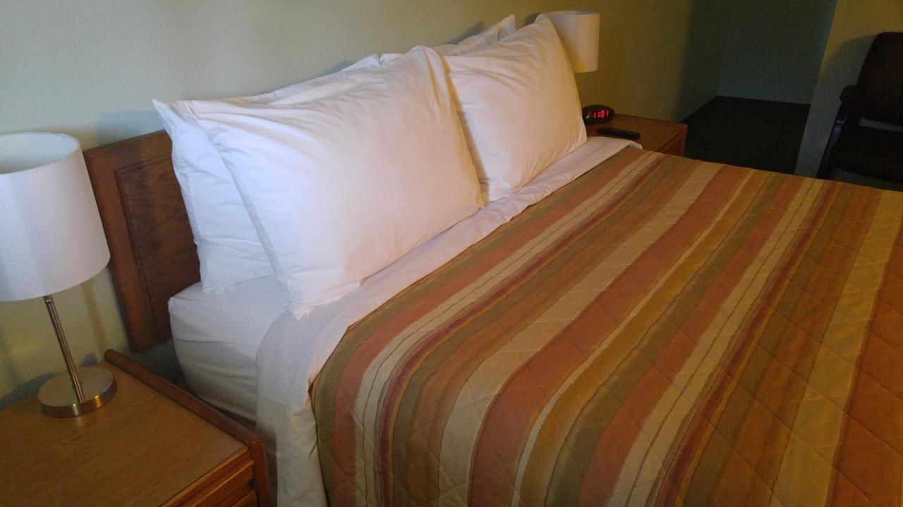 Robber's Roost Motel New Hazelton Eksteriør bilde